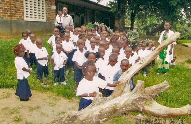 Pater Ekanga mit Vorschulkindern in Kisangani